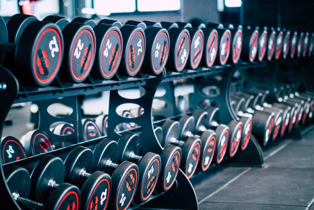 Fitness-Studio mit Hanteln