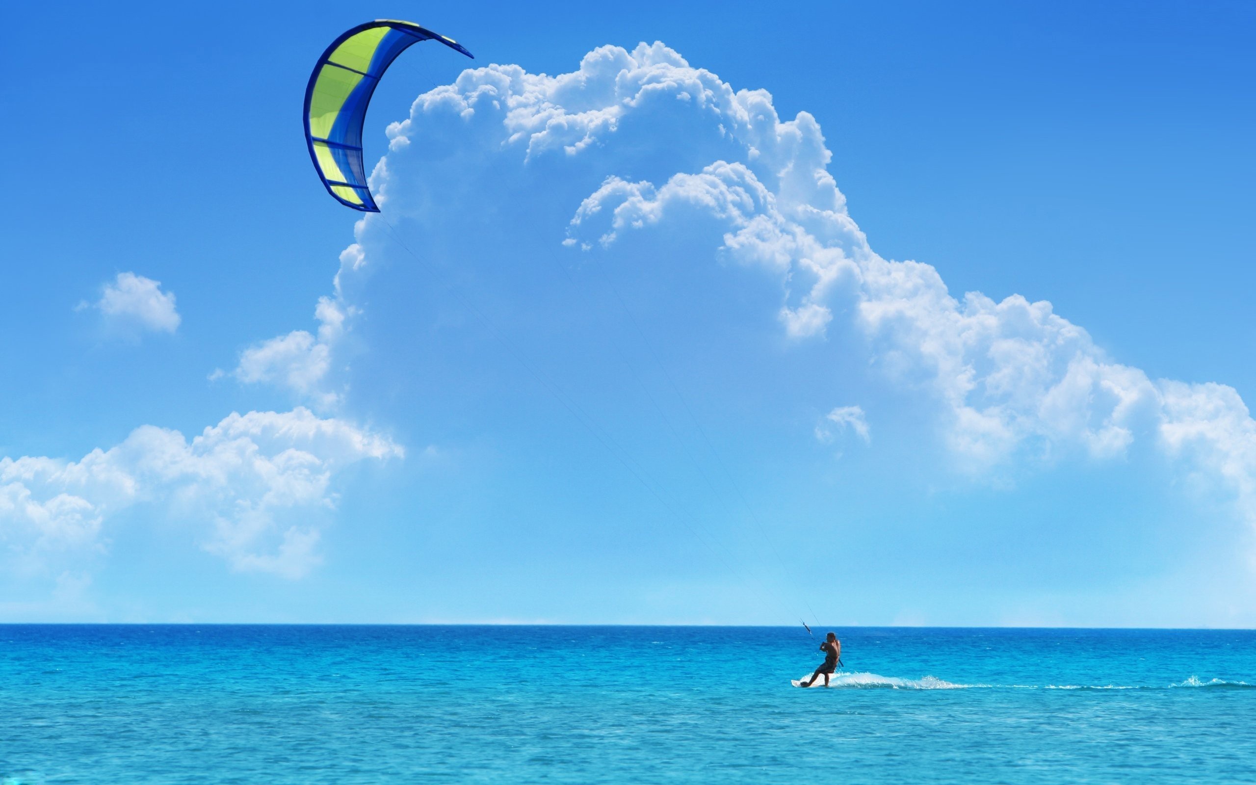 Kitesurfer auf blauem Ozean